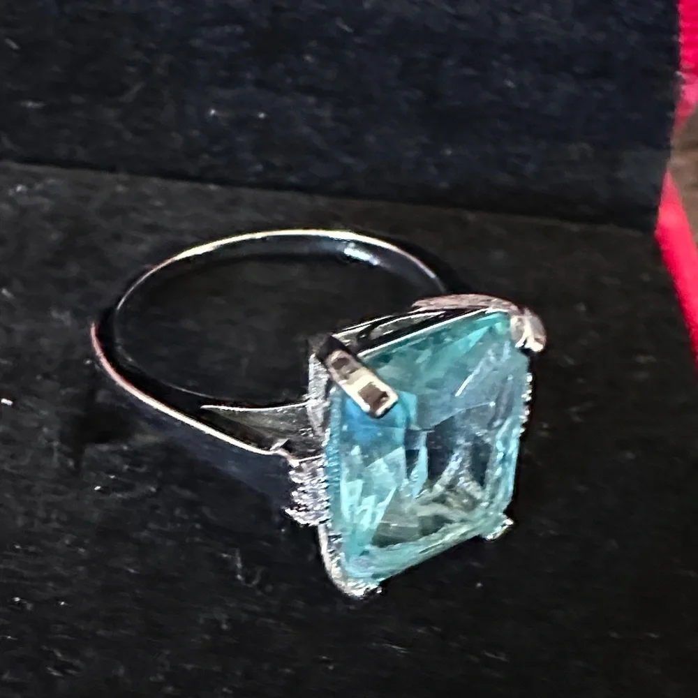 Elegant Silver and Blue Gemstone Ring - Picture 3 of 7